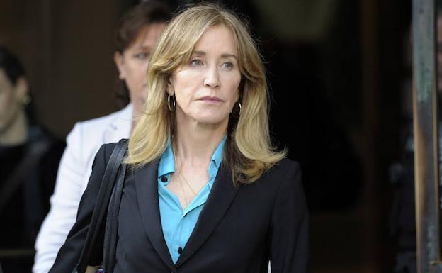 Felicity Huffman sale del juzgado. 