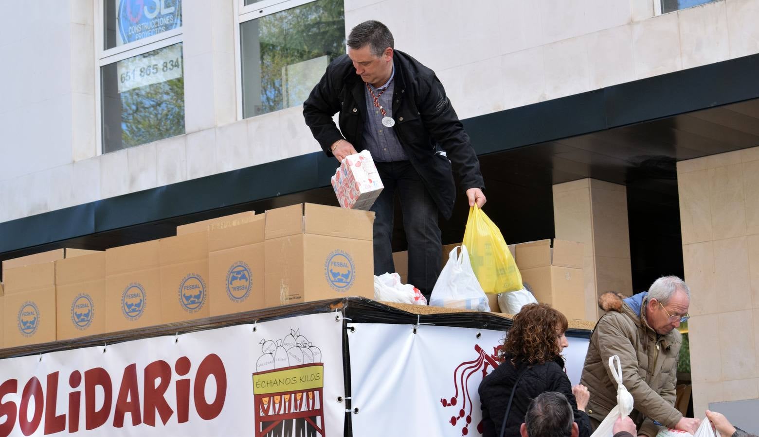 Fotos: La Cofradía de la Flagelación recoge 543 kilos de comida en su ensayo solidario