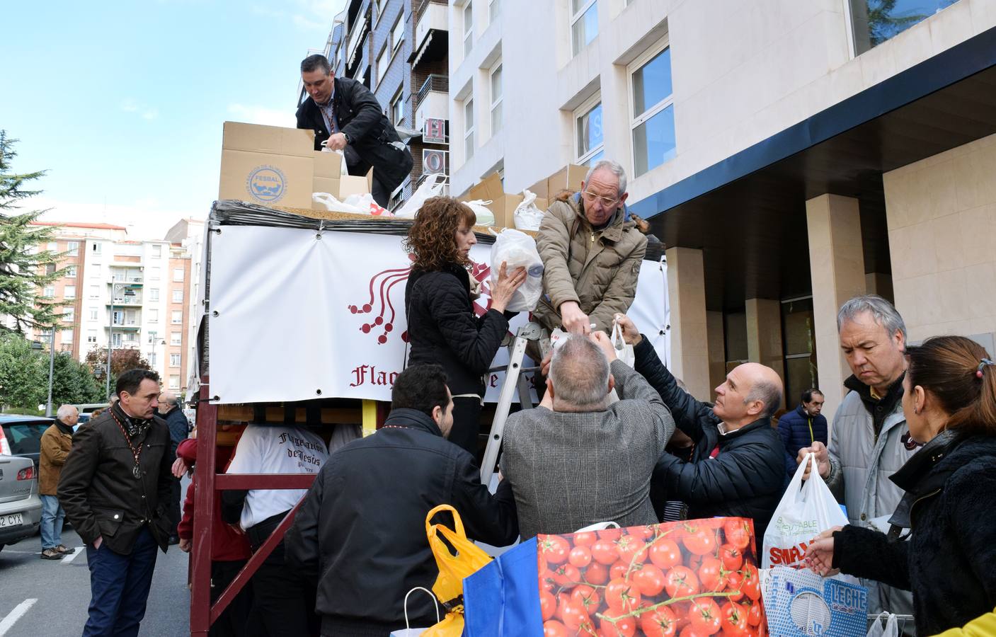 Fotos: La Cofradía de la Flagelación recoge 543 kilos de comida en su ensayo solidario