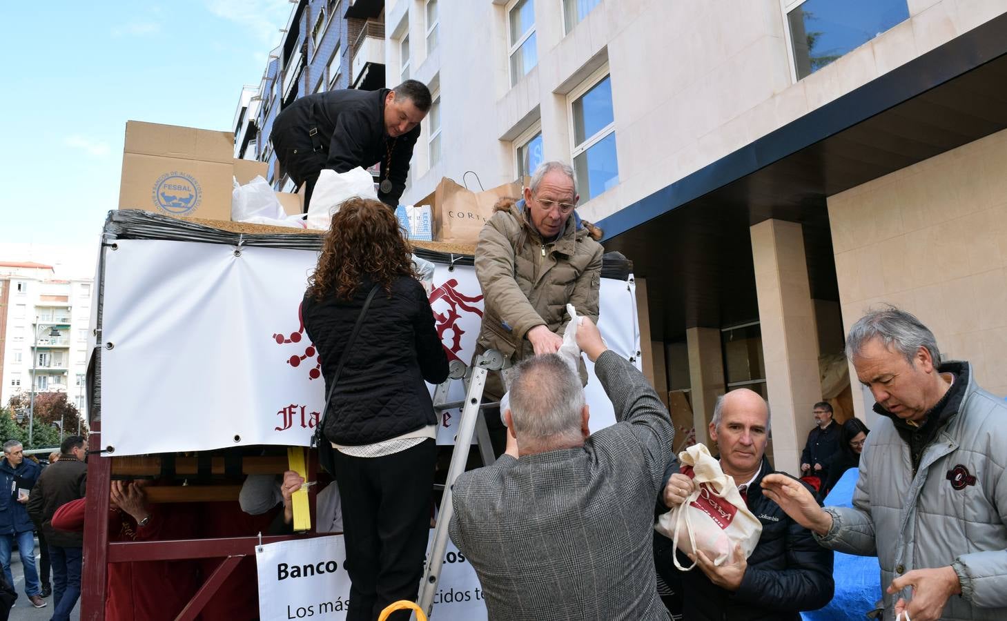 Fotos: La Cofradía de la Flagelación recoge 543 kilos de comida en su ensayo solidario