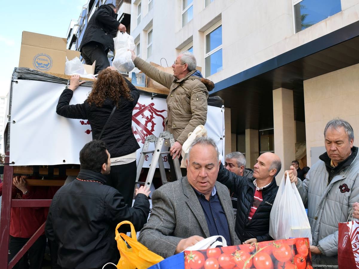 Fotos: La Cofradía de la Flagelación recoge 543 kilos de comida en su ensayo solidario