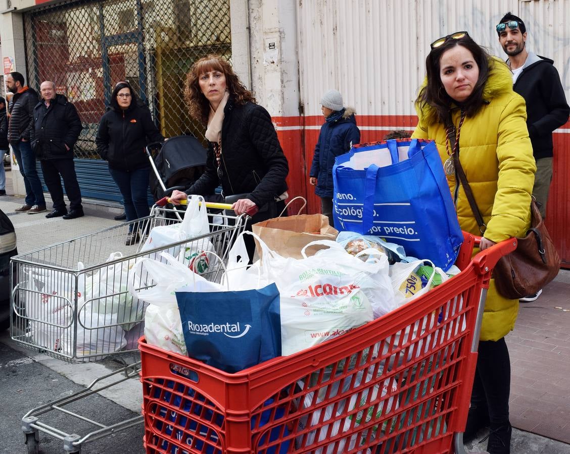 Fotos: La Cofradía de la Flagelación recoge 543 kilos de comida en su ensayo solidario