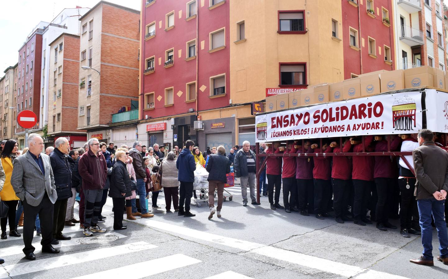 Fotos: La Cofradía de la Flagelación recoge 543 kilos de comida en su ensayo solidario