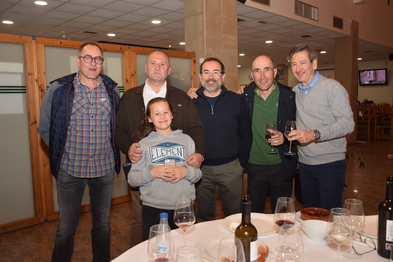 Los asistentes disfrutaron de la cata de dos vinos de Bodegas Perica.