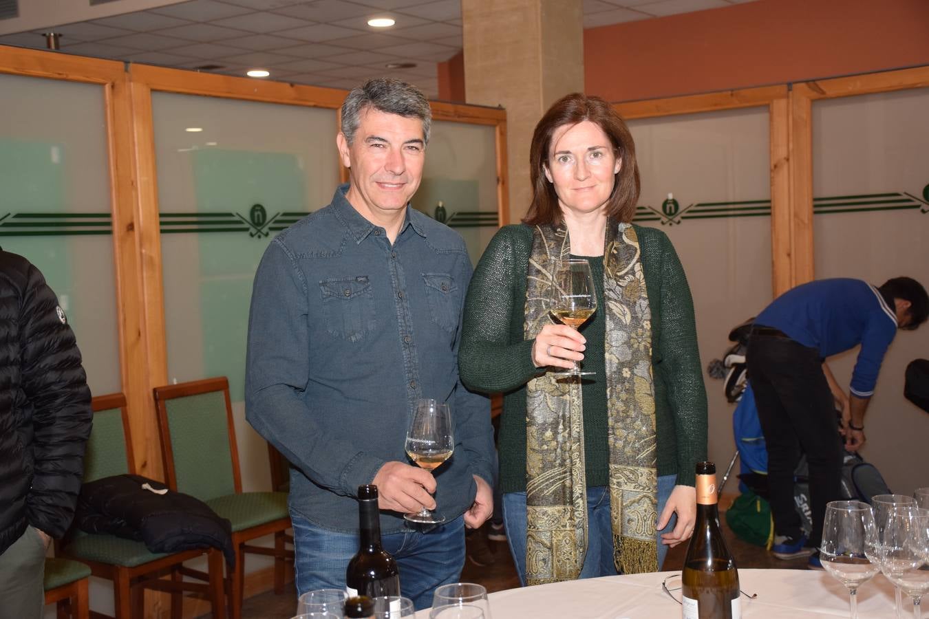 Los asistentes disfrutaron de la cata de dos vinos de Bodegas Perica.