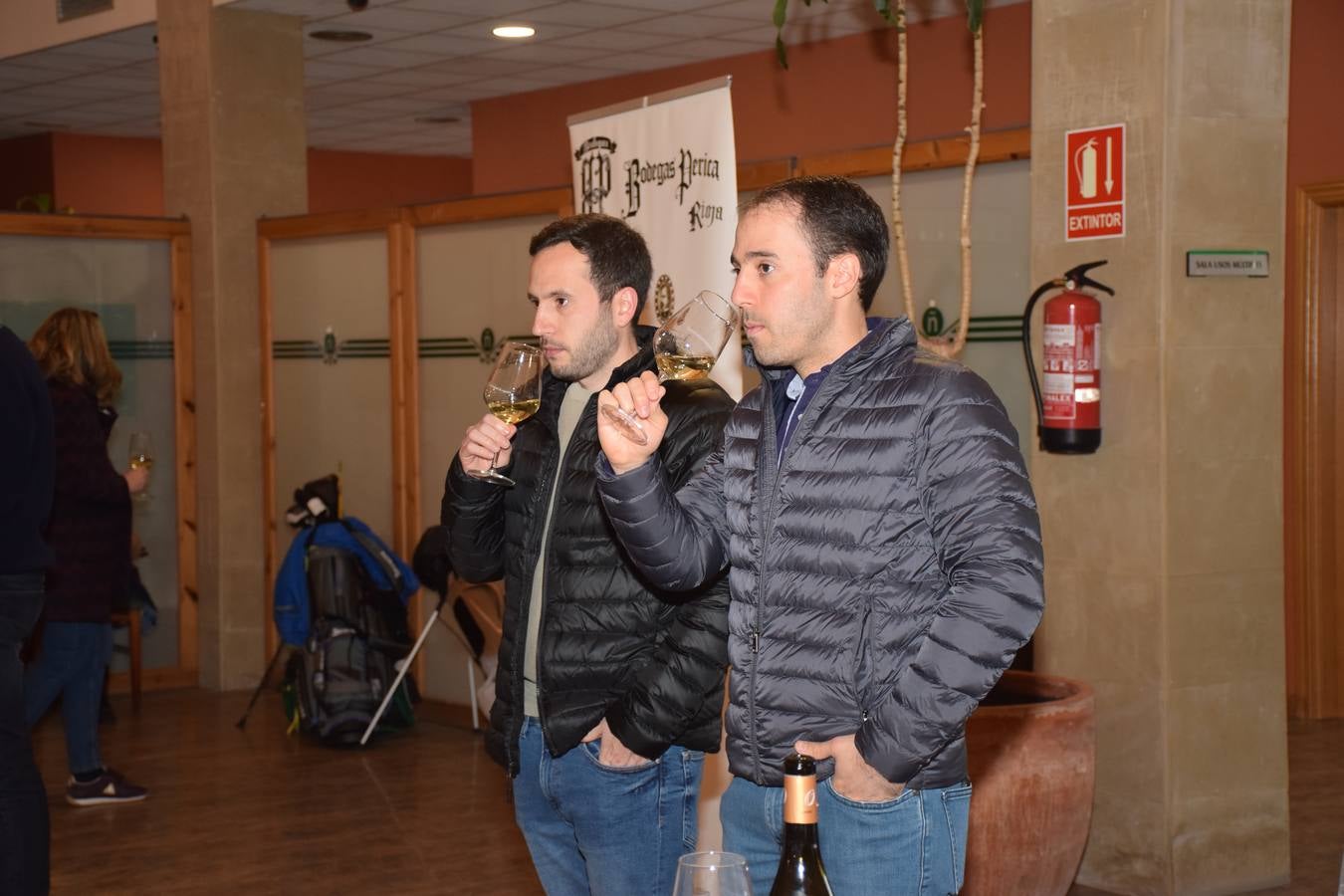 Los asistentes disfrutaron de la cata de dos vinos de Bodegas Perica.