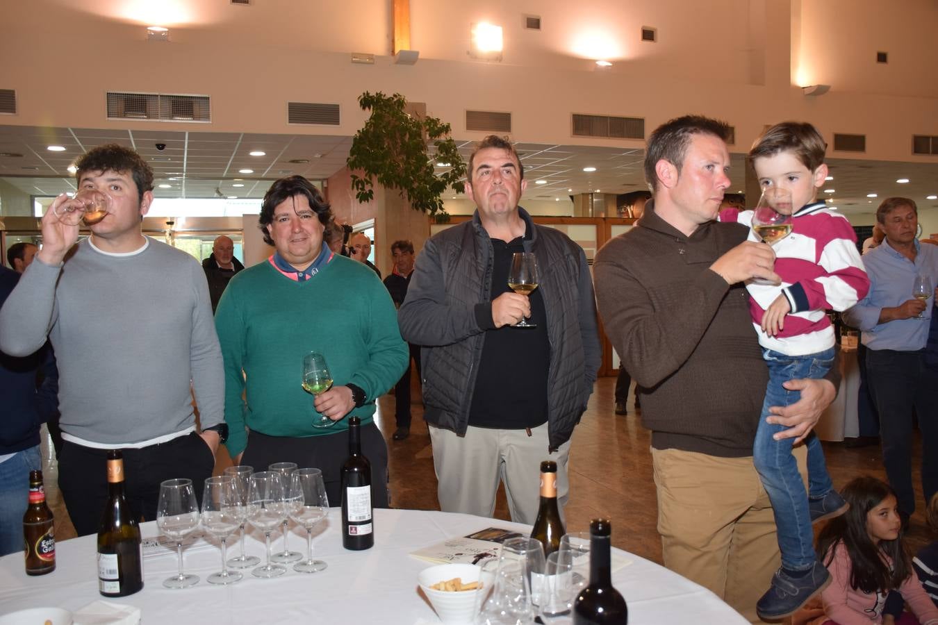 Los asistentes disfrutaron de la cata de dos vinos de Bodegas Perica.