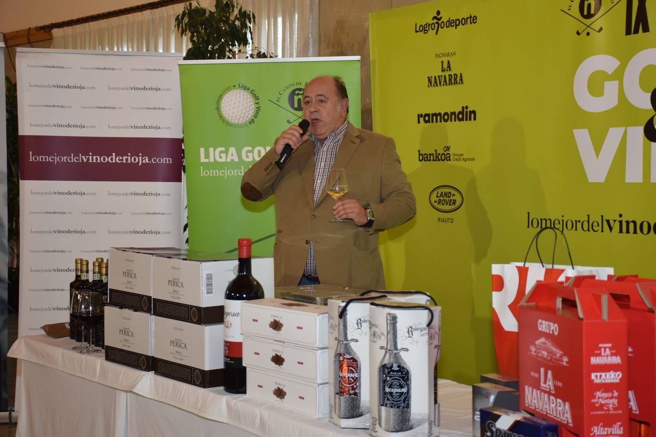 Los asistentes disfrutaron de la cata de dos vinos de Bodegas Perica.