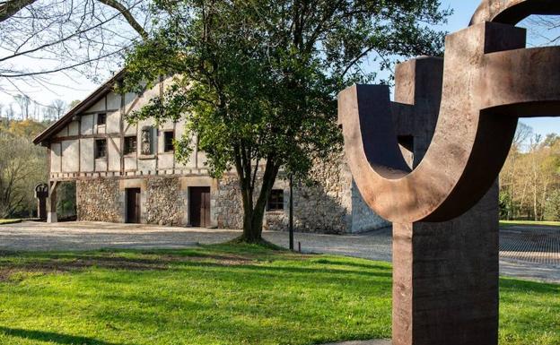 Detalle del Arco de la libertad con el caserío Zabalaga al fondo. 