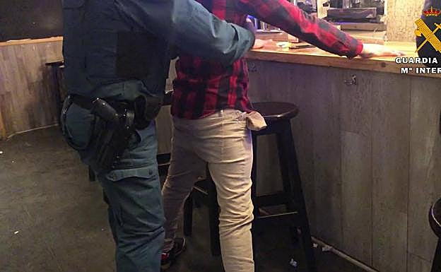 Imagen principal - La Guardia civil &#039;aprieta&#039; en discotecas y zonas de botellón identificando a 1.300 personas