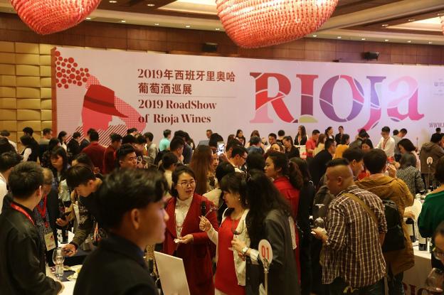 Cientos de profesionales chinos vinculados al mundo del vino acudieron a la cita del Rioja en el país asiático. 