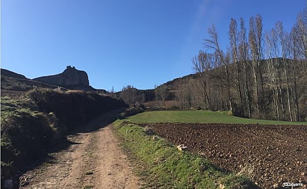 Imagen principal - Camino de subida a Clavijo, plaza y castillo del pueblo y vistas desde la peña con Logroño al fondo 