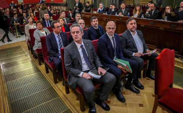 Los líderes separatistas (de izquierda a derecha), Oriol Junqueras, Raul Romeva, Joaquim Forn, Jordi Sanchez, Jordi Turull, Josep Rull, Jordi Cuixart, Carme Forcadell, Dolors Bassa, Carles Mundo, Santi Vila and Meritxel Borras. 