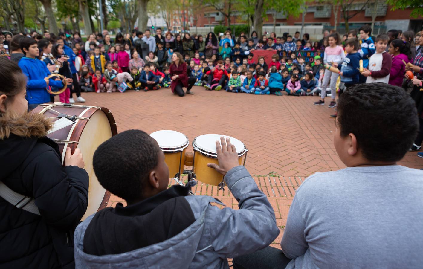 Fotos: Escolares riojanos celebran Musiqueando frente al centro Navarrete El Mudo