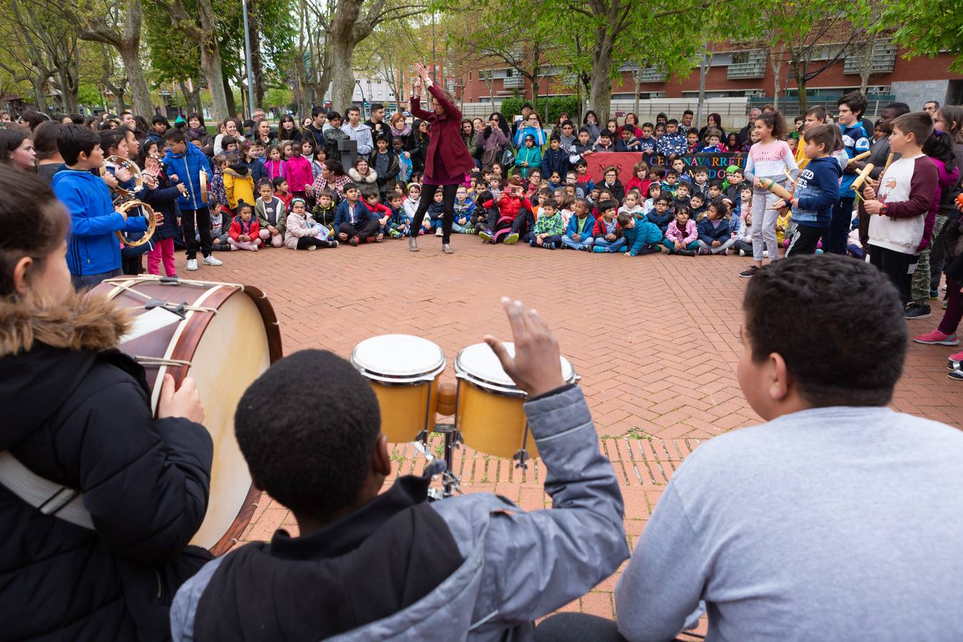 Fotos: Escolares riojanos celebran Musiqueando frente al centro Navarrete El Mudo