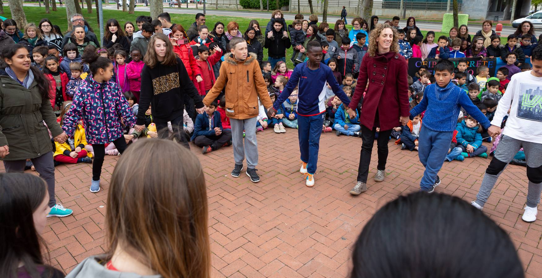 Fotos: Escolares riojanos celebran Musiqueando frente al centro Navarrete El Mudo