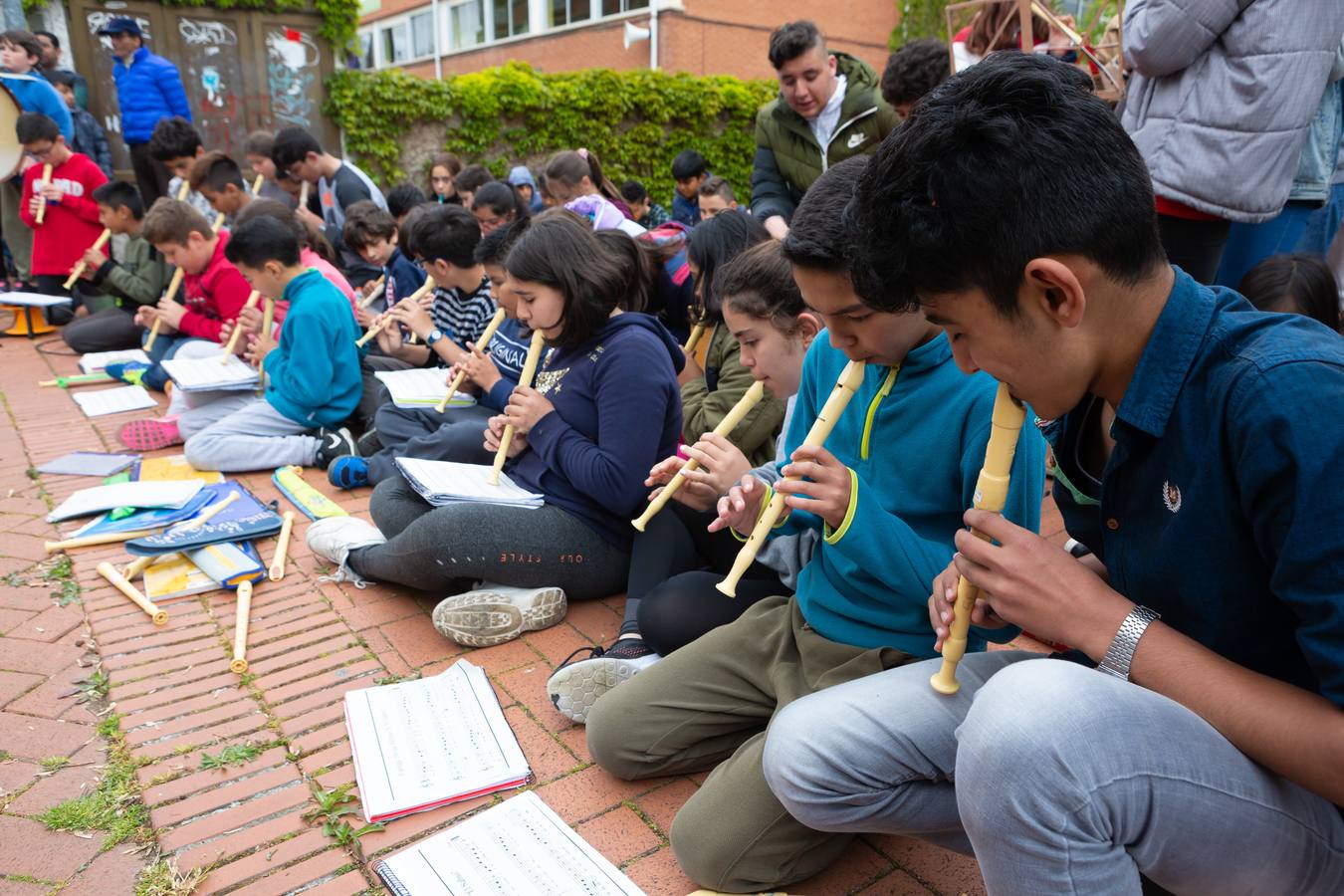 Fotos: Escolares riojanos celebran Musiqueando frente al centro Navarrete El Mudo