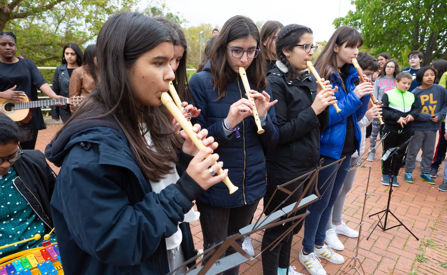 Fotos: Escolares riojanos celebran Musiqueando frente al centro Navarrete El Mudo