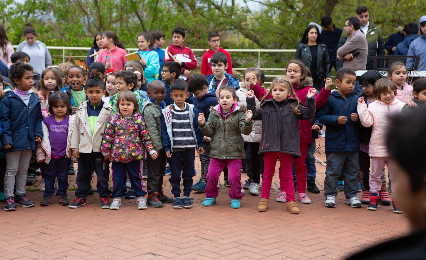 Fotos: Escolares riojanos celebran Musiqueando frente al centro Navarrete El Mudo