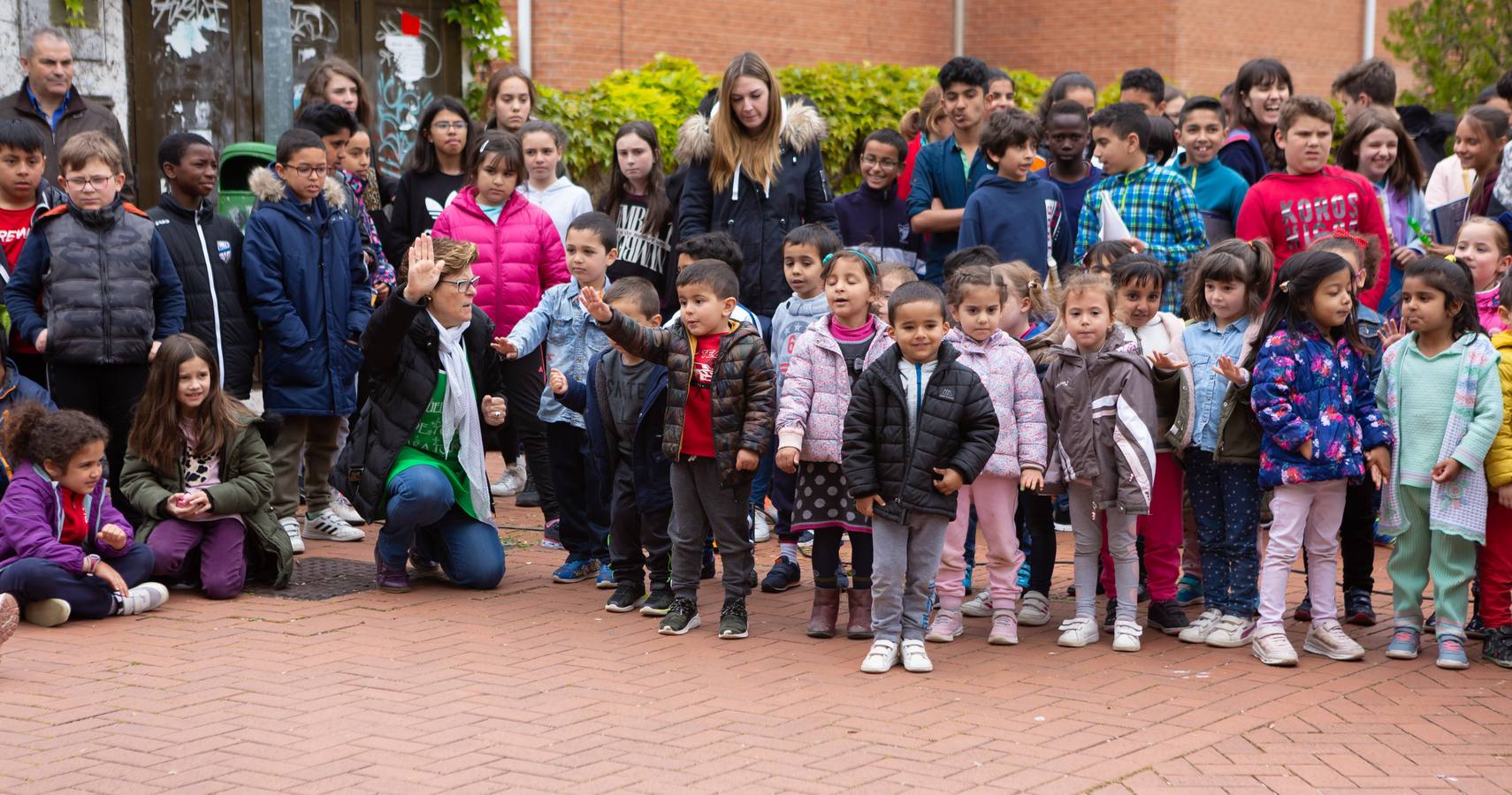 Fotos: Escolares riojanos celebran Musiqueando frente al centro Navarrete El Mudo