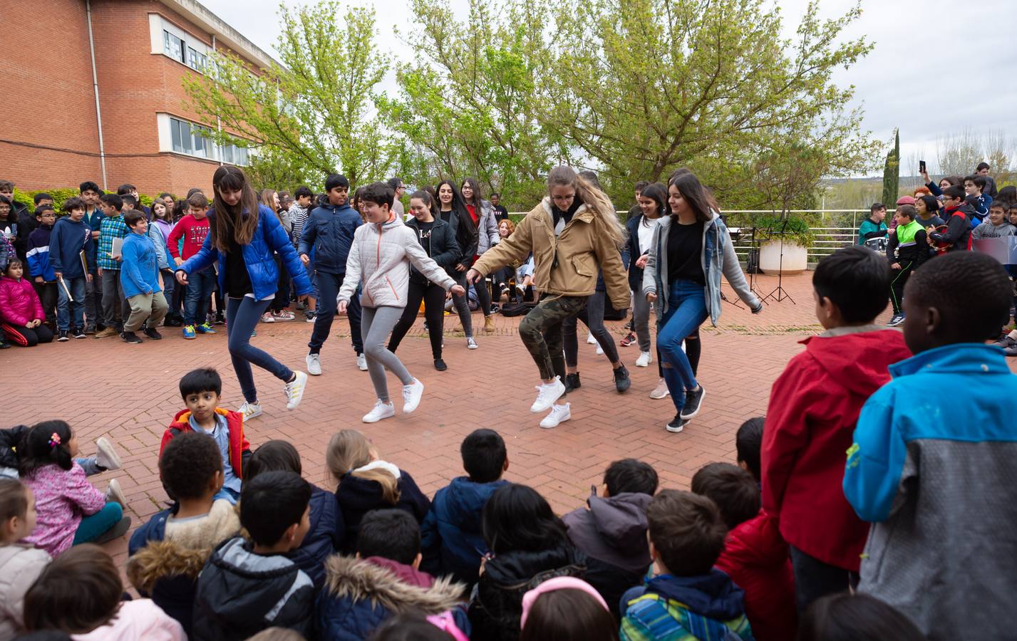 Fotos: Escolares riojanos celebran Musiqueando frente al centro Navarrete El Mudo