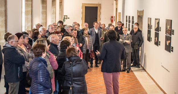 El comisario de la muestra, Eduardo Díez, guía a los participantes en la inauguración. :: albo