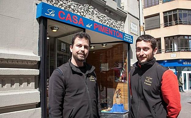 Los Gil, a la entrada de su castizo negocio de la calle Sagasta.