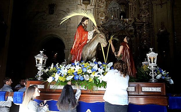 La Borriquita se prepara para la entrada triunfal de Jesús
