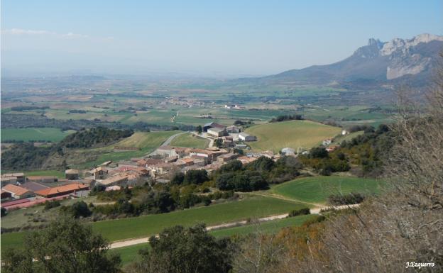 Vista desde el León Dormido hacia la Sierra de Cantabria y Rioja Alavesa 