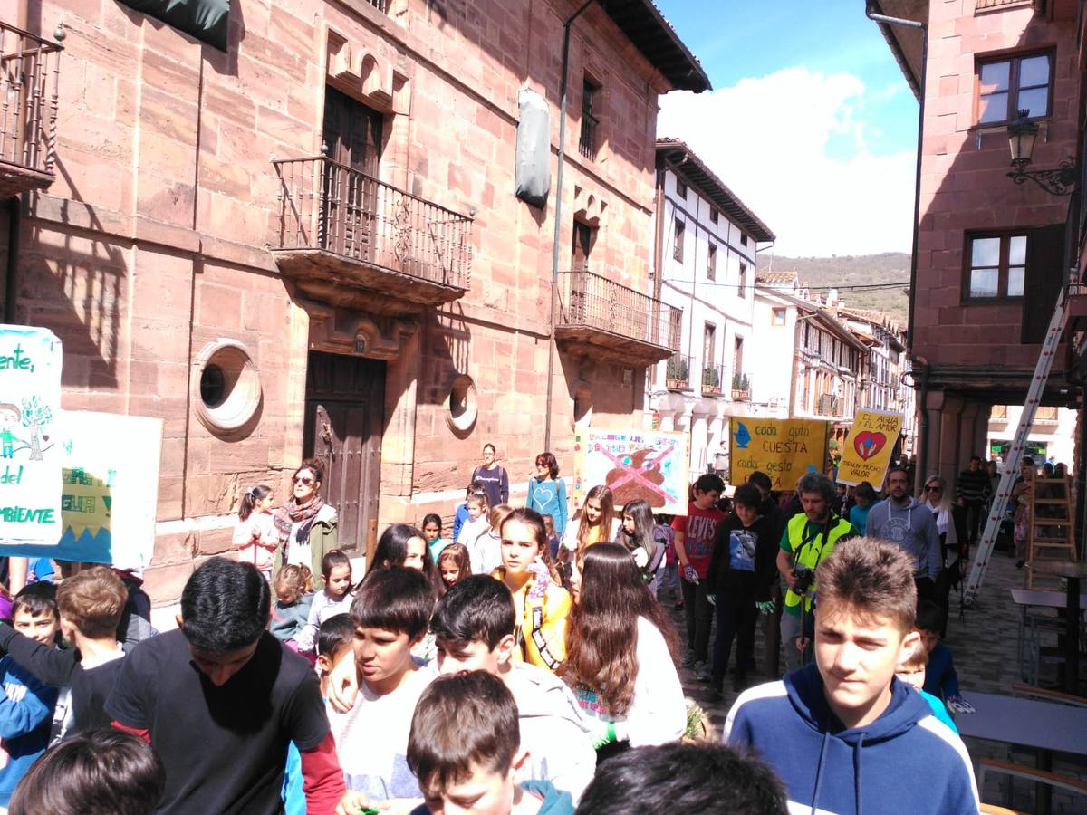 Los alumnos del colegio San Lorenzo de Ezcaray han particiipado en una manifestación.