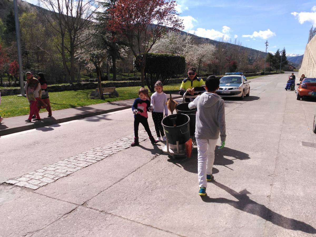 Los alumnos del colegio San Lorenzo de Ezcaray han particiipado en una manifestación.