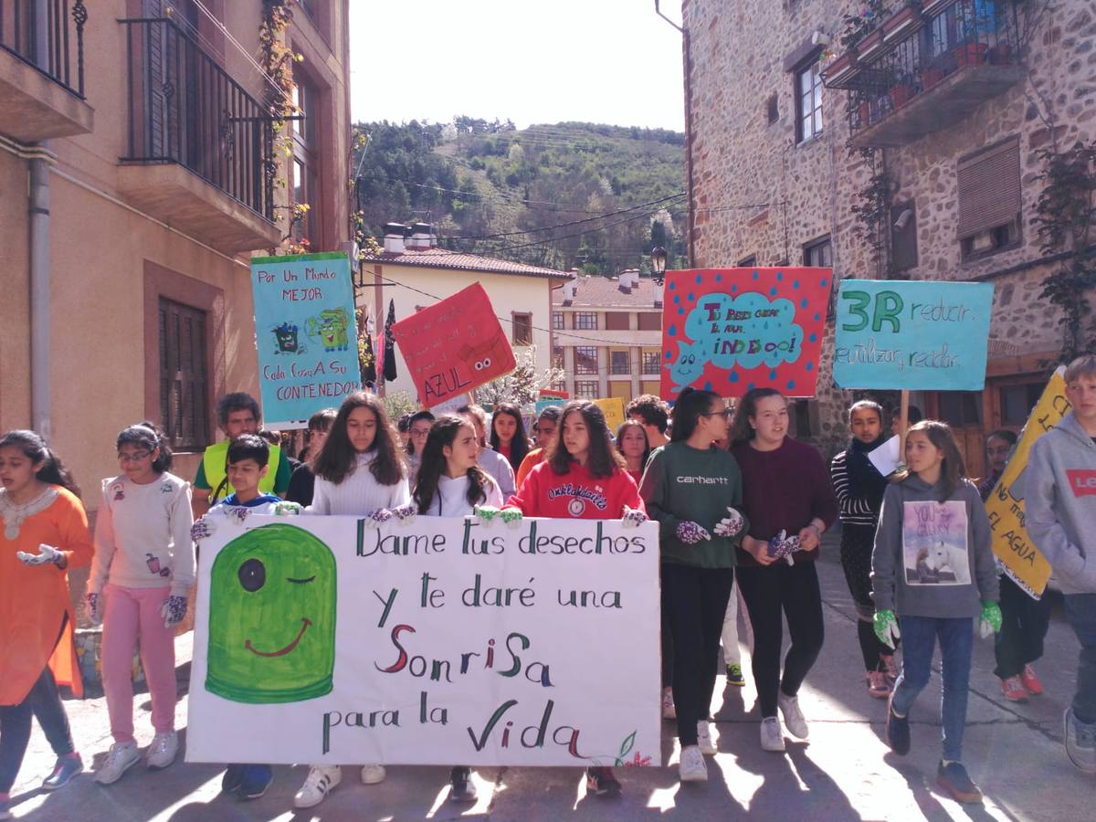 Los alumnos del colegio San Lorenzo de Ezcaray han particiipado en una manifestación.