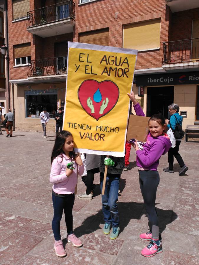 Los alumnos del colegio San Lorenzo de Ezcaray han particiipado en una manifestación.