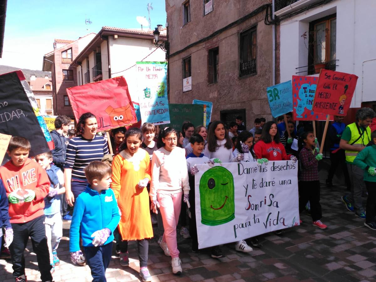 Los alumnos del colegio San Lorenzo de Ezcaray han particiipado en una manifestación.