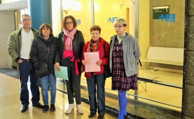 Cinco miembros de la comisión 'Movilízate por tu pueblo', con Marta Santolaya en el centro, en la Consejería de Salud.