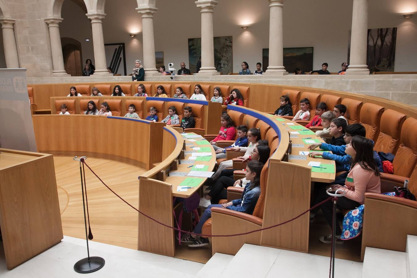 Aldeas Infantiles pide «políticas concretas» contra la pobreza infantil | El Parlamento riojano ha acogido un pleno infantil con la asistencia del vicepresidente de esta ONG, Javier Fresneda