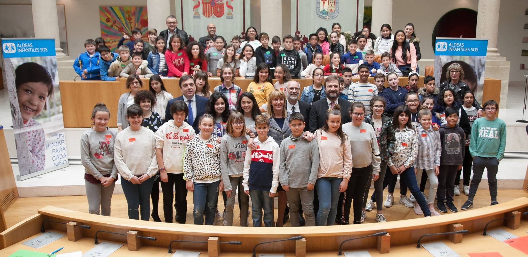 Aldeas Infantiles pide «políticas concretas» contra la pobreza infantil | El Parlamento riojano ha acogido un pleno infantil con la asistencia del vicepresidente de esta ONG, Javier Fresneda