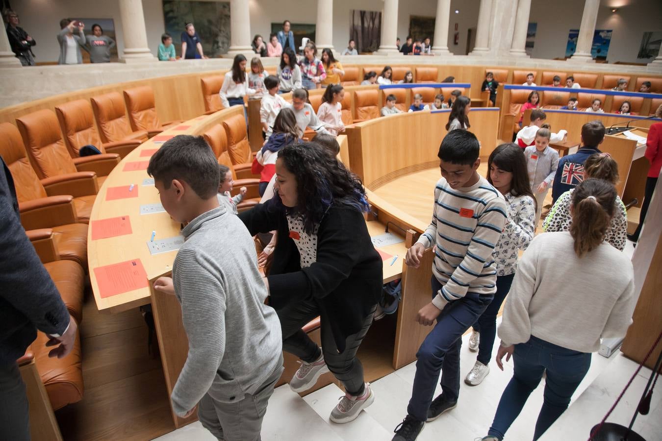 Aldeas Infantiles pide «políticas concretas» contra la pobreza infantil | El Parlamento riojano ha acogido un pleno infantil con la asistencia del vicepresidente de esta ONG, Javier Fresneda