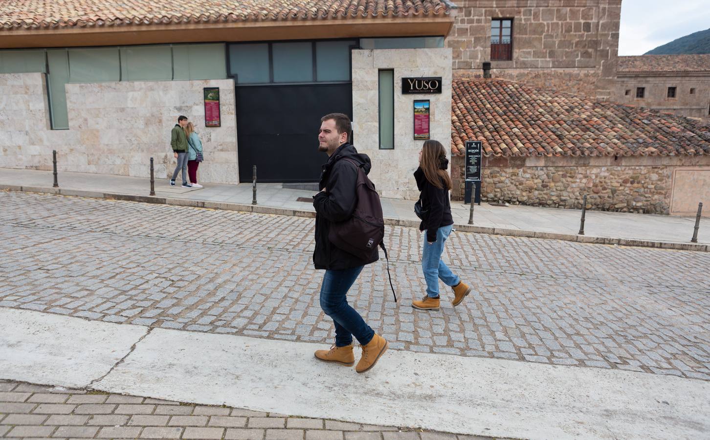 Muchos visitantes encontraron los monasterios cerrados.