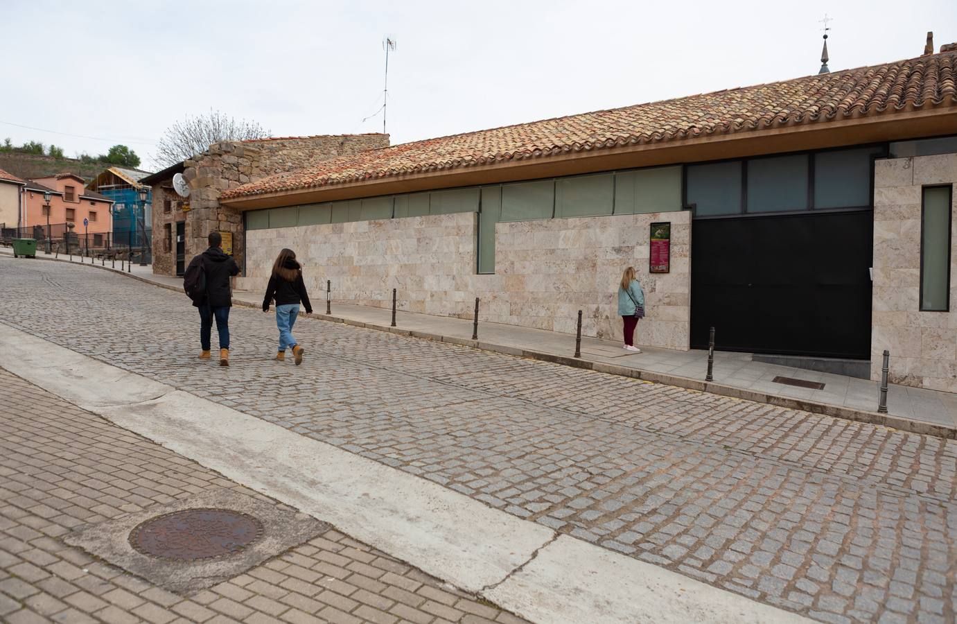 Muchos visitantes encontraron los monasterios cerrados.