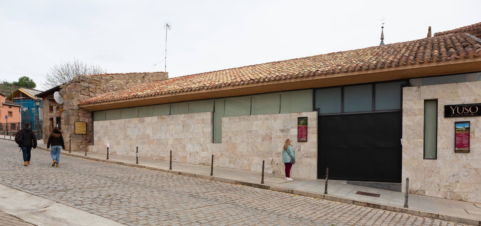 Muchos visitantes encontraron los monasterios cerrados.