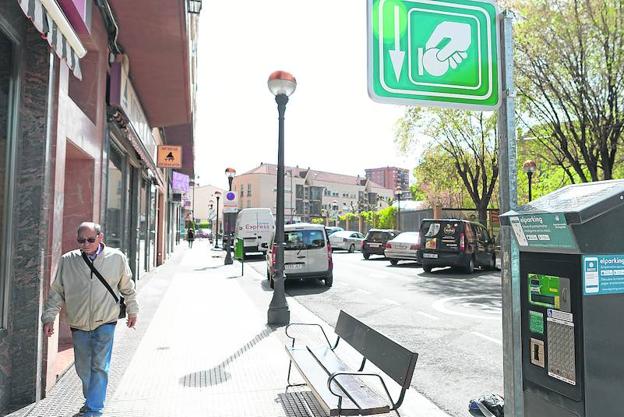 Nueva zona de aparcamiento vigilado habilitada recientemente en la calle Ramírez de Velasco. :: 