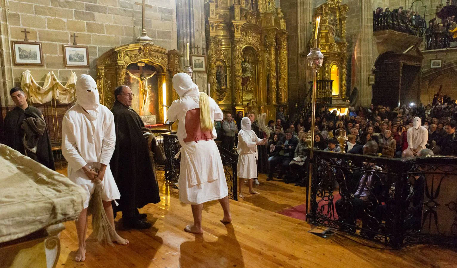 Los disciplinantes han cumplido con el rito dentro de una abarrotada iglesia de Santa María la Mayor
