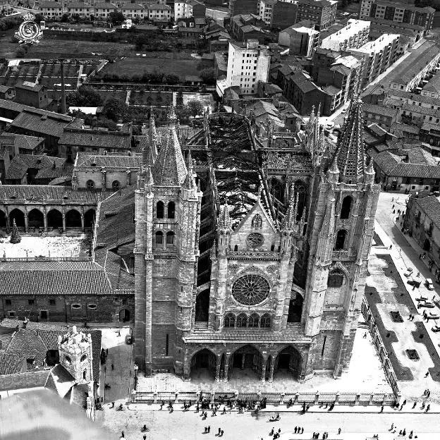 Aspecto de la catedral de León tras el incendio de 1966. 