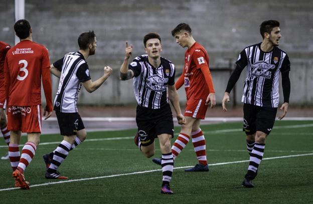 Joseba celebra un gol en un partido anterior del Haro. 