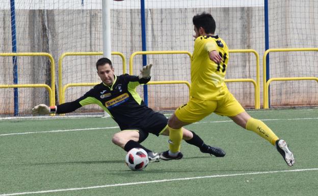 Miguel trata de superar a Andrés. 