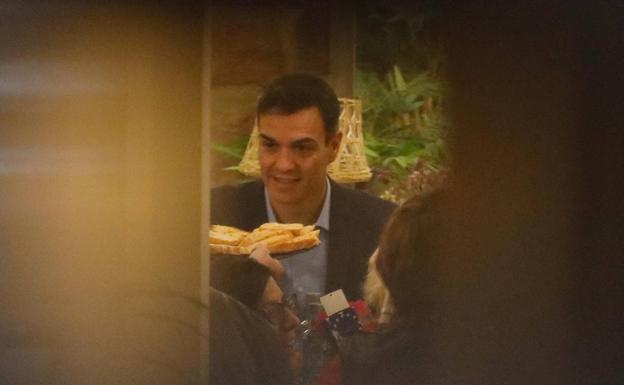 Pedro Sánchez desayuna en una cafetería logroñesa.