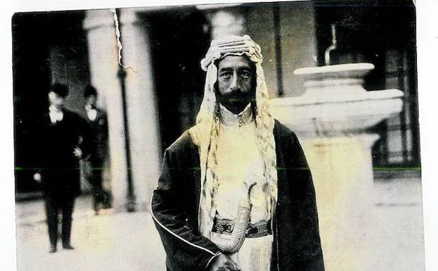 El islam. Árabe con leopardo (1915). :