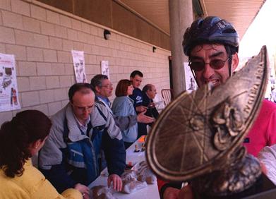 Imagen secundaria 1 - Martín Perdiguero, durante la 2ª etapa de la XL Vuelta Ciclista a La Rioja. | Trofeo de uno de los ciclistas participantes en la IV Clásica La Rioja, recibido al finalizar la prueba. (Foto: E.D.R.). | A la derecha, los hermanos Pascual participaron en la Subida a Yerga para ciclistas y cicloturistas desde Alfaro .