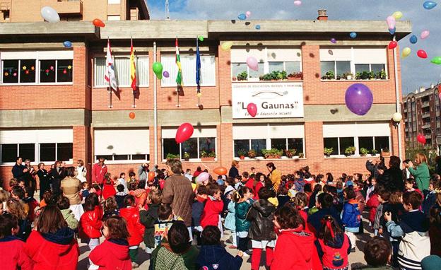 La plataforma por la Escuela Pública de La Rioja soltó globos en reivindicación de la escuela pública, en el Colegio Público de Las Gaunas. 